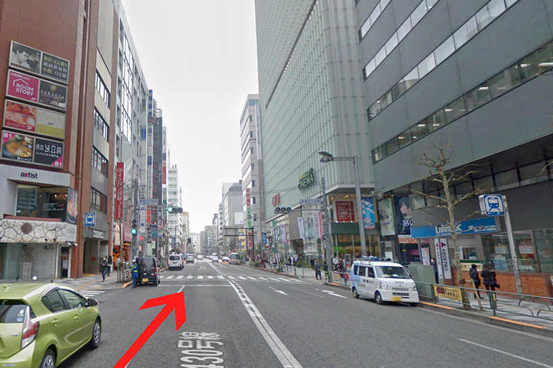 ②	そのまま、新宿通りを南東方向に歩きます