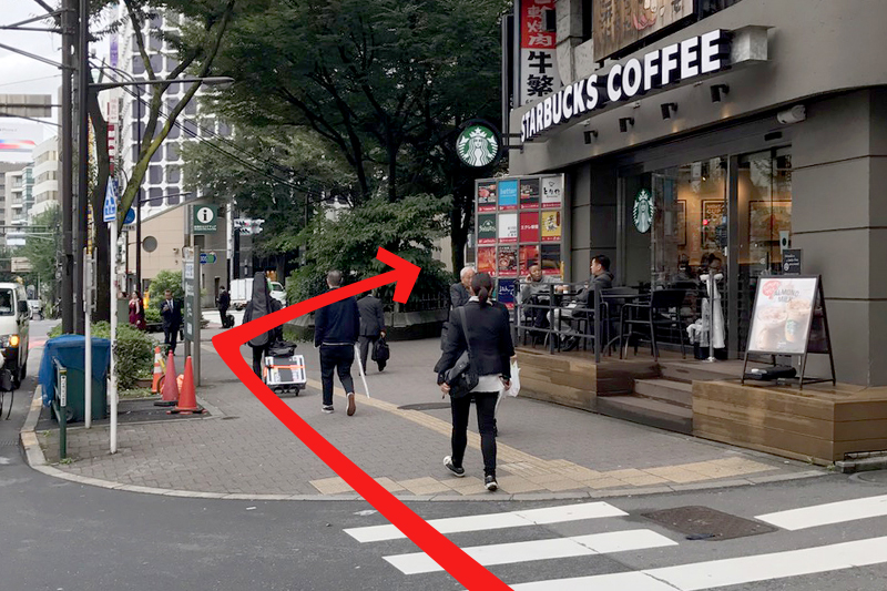 ②	「新宿五丁目交差点」の東の交差点を道沿いに進むと「スターバックスカフェ」が右手に見えます