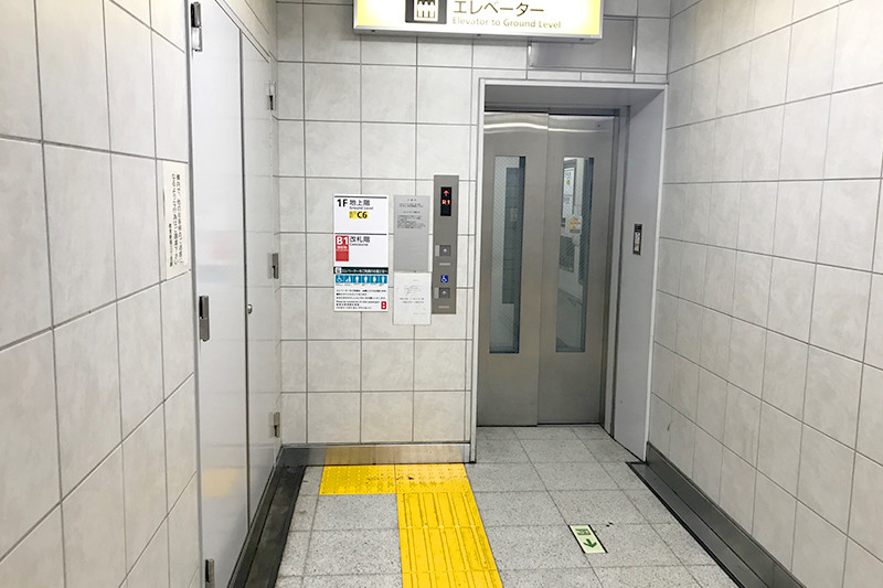 ①	新宿3丁目駅改札を出て、地下街をC6出口を目指し歩いてください。