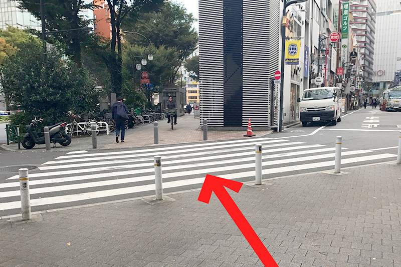 ④	新宿五丁目東交差点を右折し、歩道づたいに進みます